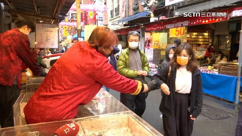 許多客人只吃不買，原po大聲喝斥「一群買不起的窮酸人」。（示意圖／資料照）