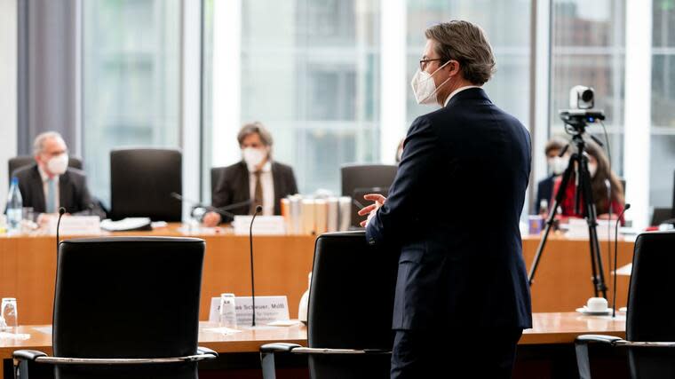 Andreas Scheuer (CSU), Bundesminister für Verkehr und digitale Infrastruktur, steht als Zeuge zu Beginn der Sitzung des Maut-Untersuchungsausschusses des Bundestags mit einer FFP2-Maske an seinem Platz. Foto: dpa