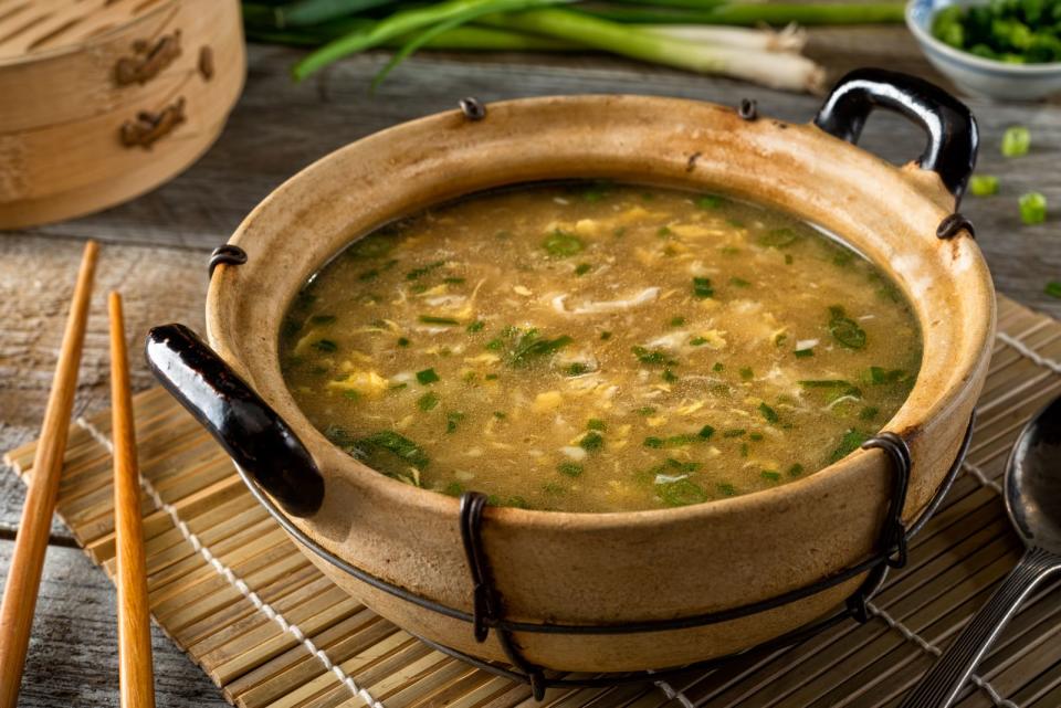 Auch eine Eierflockensuppe ist schnell und aus wenigen Zutaten gezaubert. Dafür kochen Sie eine einfache Gemüsebrühe. Vermengen Sie mit einem Rührbesen Eier mit Mehl und Wasser und gießen es in einem dünnen Strahl in die heiße Suppe. Danach wird das Ei in der Suppe verrührt, kurz mitgekocht und mit frischen Kräutern abgeschmeckt. Zur Suppe passt eine Scheibe Sauerteigbrot. (Bild: iStock/Fudio)