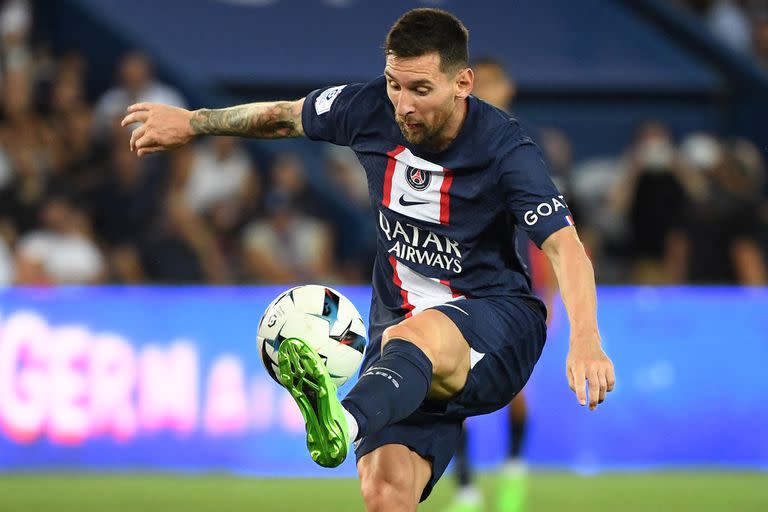 Messi intenta controlar la pelota durante la goleada a Montpellier