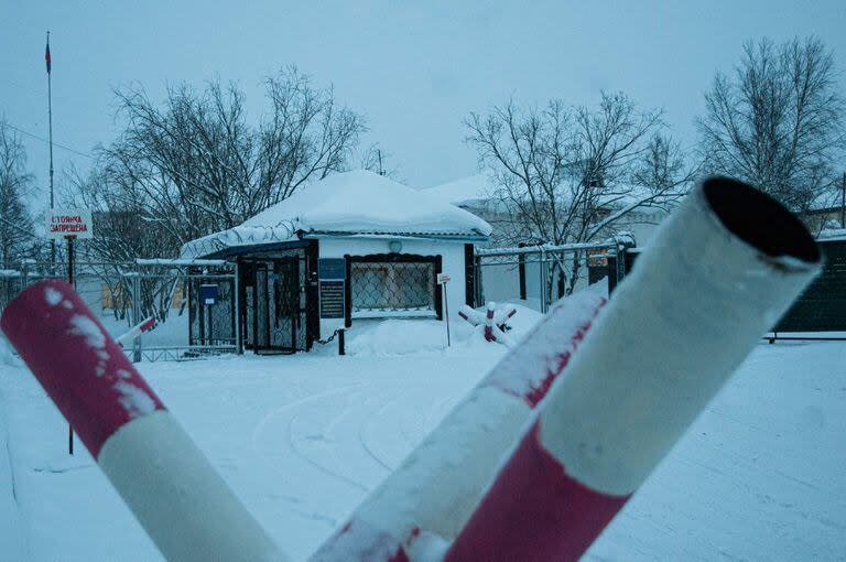 La entrada en la prisión en Kharp, en la región de Yamalo-Nenetsk, en la que murió Alexei Navalny. (Antonina FAVORSKAYA / AFP)