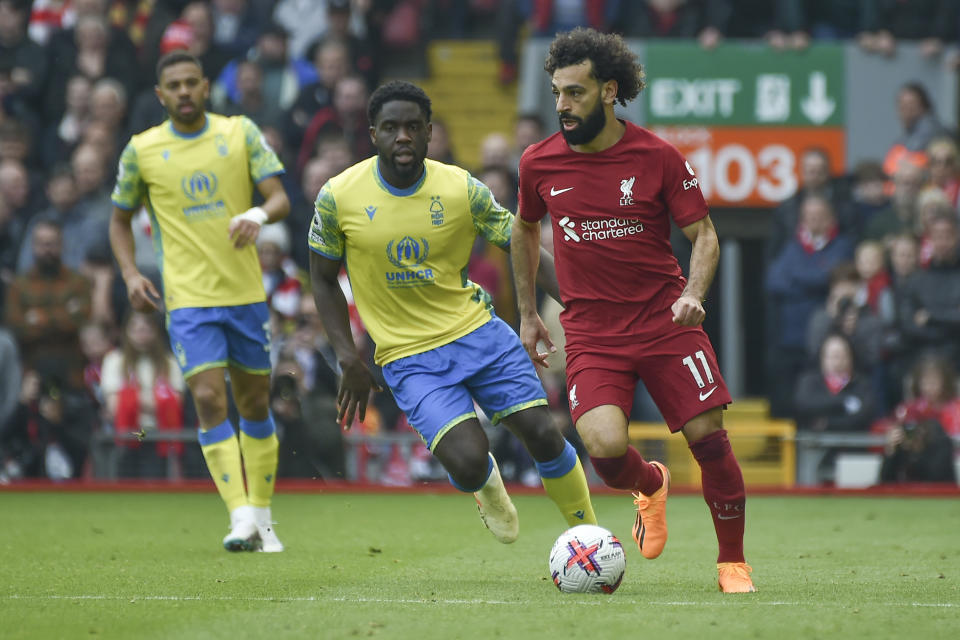 Mohamed Salah del Liverpool controla el balón durante el encuentro de la Liga Premier ante el Nottingham Forest el sábado 22 de abril del 2023. (AP Foto/Rui Vieira)
