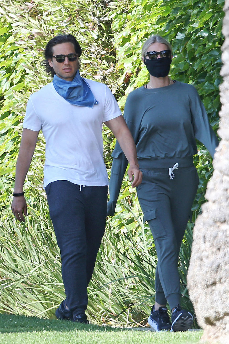 <p>Gwyneth Paltrow and Brad Falchuk cover up for a Friday stroll in L.A.</p>