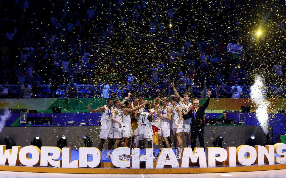 Noch nie stand eine deutsche Mannschaft im Finale einer Basketball-Weltmeisterschaft. Das Team von Bundestrainer Gordon Herbert setzte sich mit 83:77 (47:47) gegen Serbien durch.  (Bild: 2023 Getty Images/Yong Teck Lim)