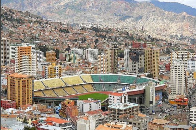 El estadio Hernando Siles, en medio de la inmensidad de La Paz, en Bolivia