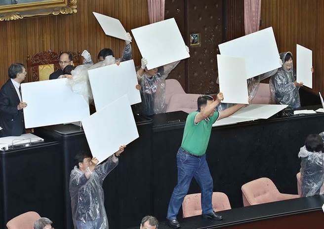 民進黨立委高舉板子阻擋水球保護院長游錫堃。（姚志平攝）