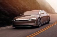 <p>Lucid Motors a stratégiquement positionné le bloc-batterie pour améliorer la maniabilité mais aussi pour éviter tout déséquilibre susceptible de provoquer un accident. Le châssis de l'Air est constitué d'aluminium collé, ce qui lui confère une excellente rigidité structurelle. L'habitacle est entouré de neuf airbags et comporte des vitres feuilletées pour éviter qu'elles ne volent en éclats. Le NCAP lui a décerné cinq étoiles et il affiche un taux de sécurité de <strong>90 % pour l'</strong>occupation par un adulte et de <strong>91 % </strong>pour l'occupation par un enfant.</p>