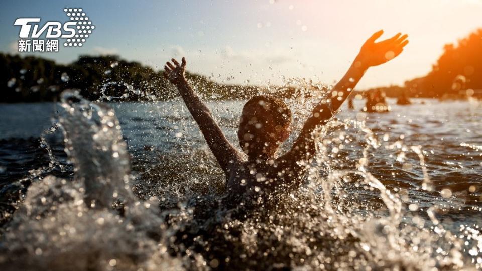 女童獨自下水游泳卻意外被撞擊。（示意圖／達志影像shutterstock）