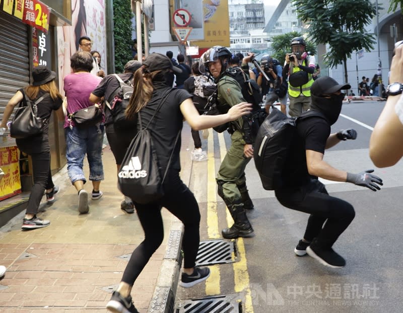 香港「反送中」人士申請2日下午在維多利亞公園集會卻遭警方否決，但仍有大批支持者到場。圖為警方在銅鑼灣軒尼詩道追捕參與的示威者。（中央社）