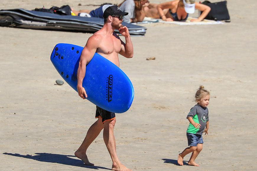 Hemsy takes his little one surfing, look at those biceps!