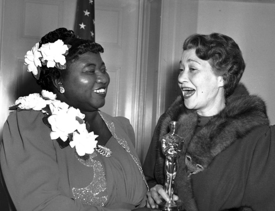 Hattie McDaniel and award presenter Fay Bainter at the 1940 Oscars (AP1940)