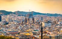 <p>Moderna y cosmopolita, Barcelona enamora. Coronada por la Sagrada Familia y bañada por el Mediterráneo, querrás volver a ella una y otra vez.</p>