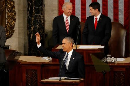 U.S. President Barack Obama waves as he arrives at the podium to deliver his State of the Union address to a joint session of Congress in Washington, January 12, 2016. REUTERS/Carlos Barria