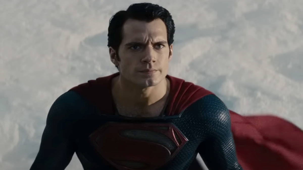 Henry Cavill, o Superman, surge com visual diferente para novo filme