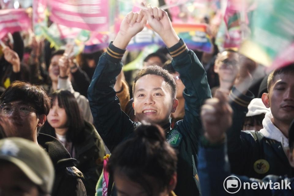  民進黨支持者開心的在黨中央外觀看總統大選開票過程。 圖：張良一/攝