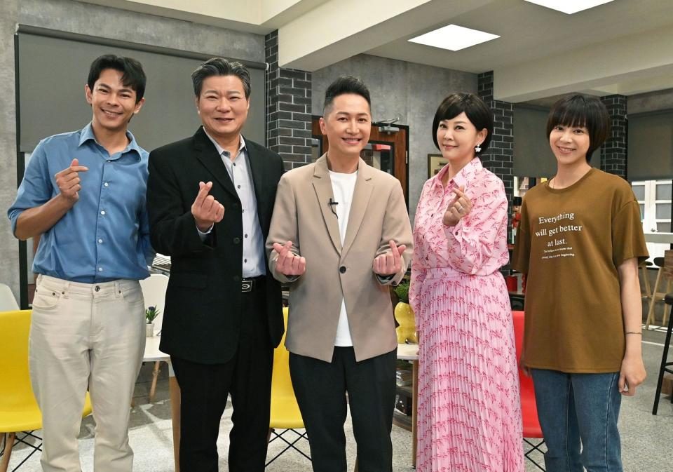 孫綻（左起）、陳文山、郭于中、方馨、蔡祥演出結束大合照。（台視提供）