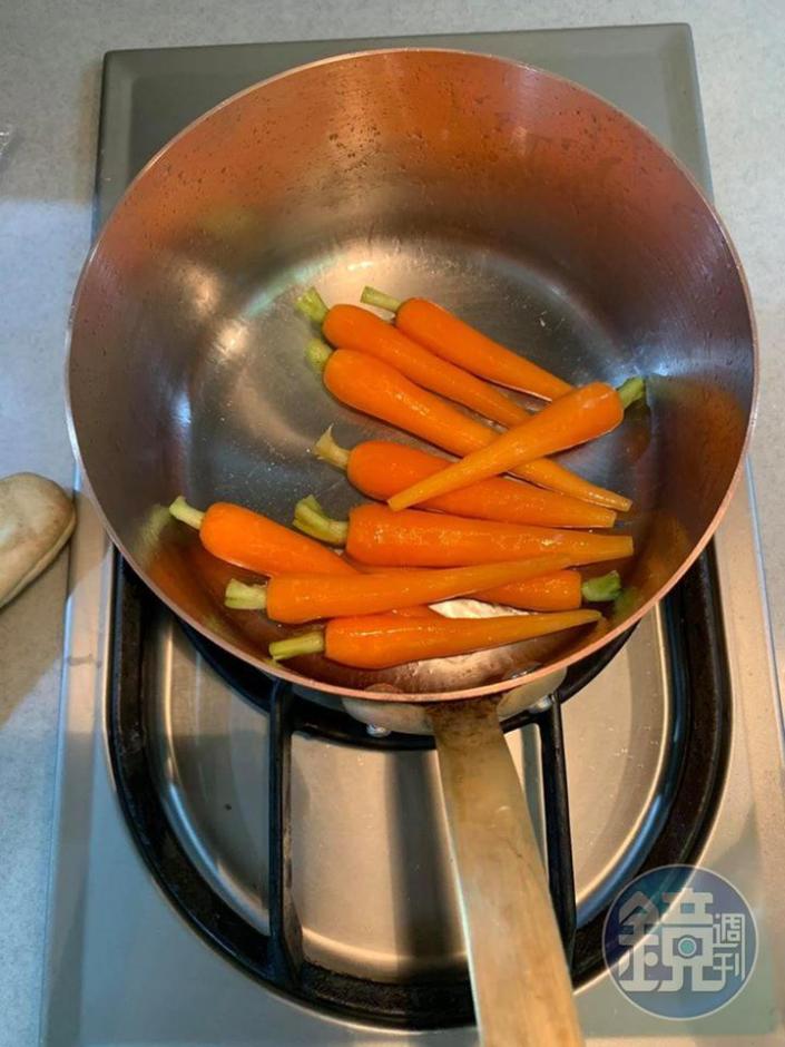 用油煎一下小紅蘿蔔，晃晃鍋非常過癮。