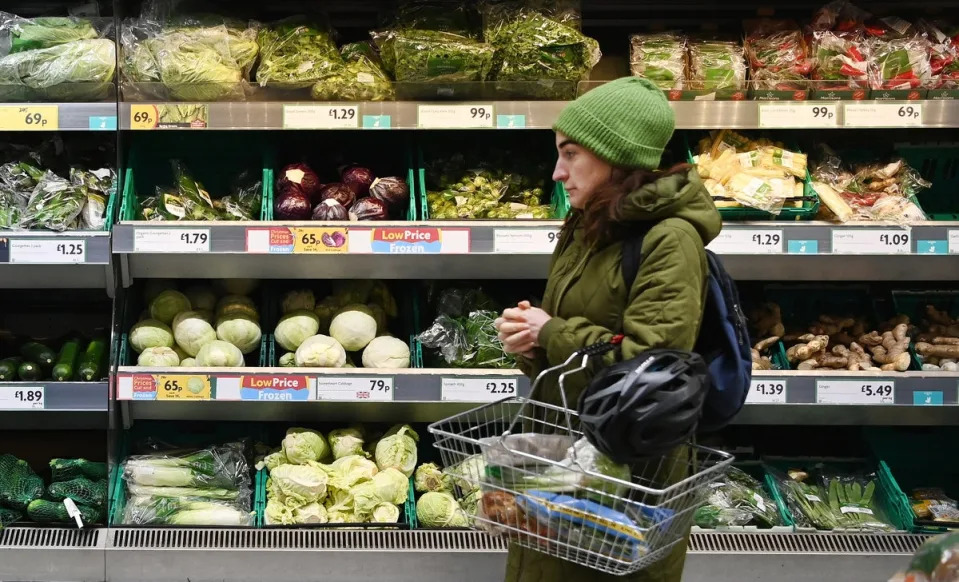 Supermärkte erhalten den überwiegenden Teil der Gewinne, während britische Landwirte weniger als 1 % beanspruchen, Wohltätigkeitsfunde (EPA)