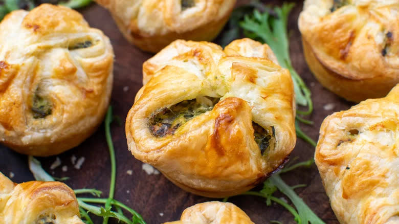 Spinach and sun-dried tomatoes puffs