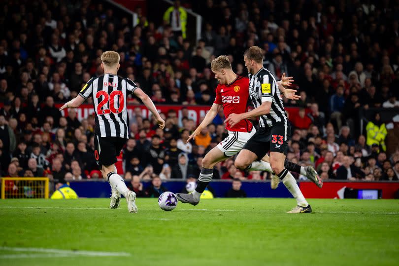 Rasmus Hojlund of Manchester United scores