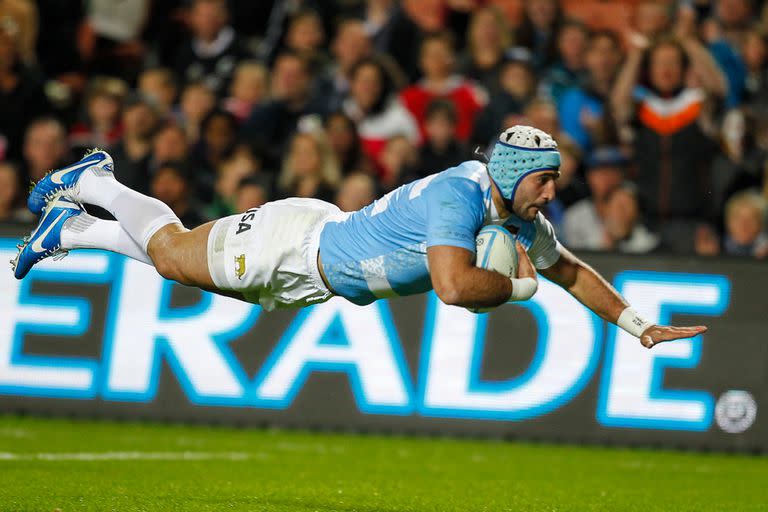 Juan Manuel Leguizamón convierte un try ante All Blacks en el Championship 2013