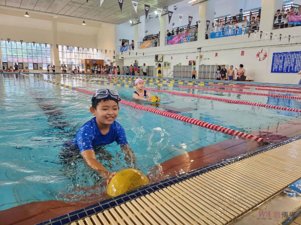 ▲彰化市中山國小舉辦校園「水上運動嘉年華會」，引導學童了解水域安全意識及自救技巧。（記者陳雅芳攝）