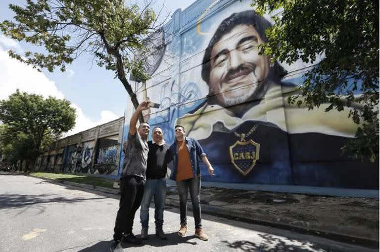 San Diego del barrio de La Boca, la flamante obra de Alfredo Segatori en Aristóbulo del Valle 50, que comenzó a pintar horas después de la muerte de Maradona
