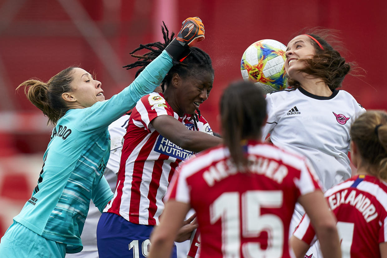 Jugadoras del Atlético de Madrid femenino y del CD Tacón luchan por el balón durante un partido.