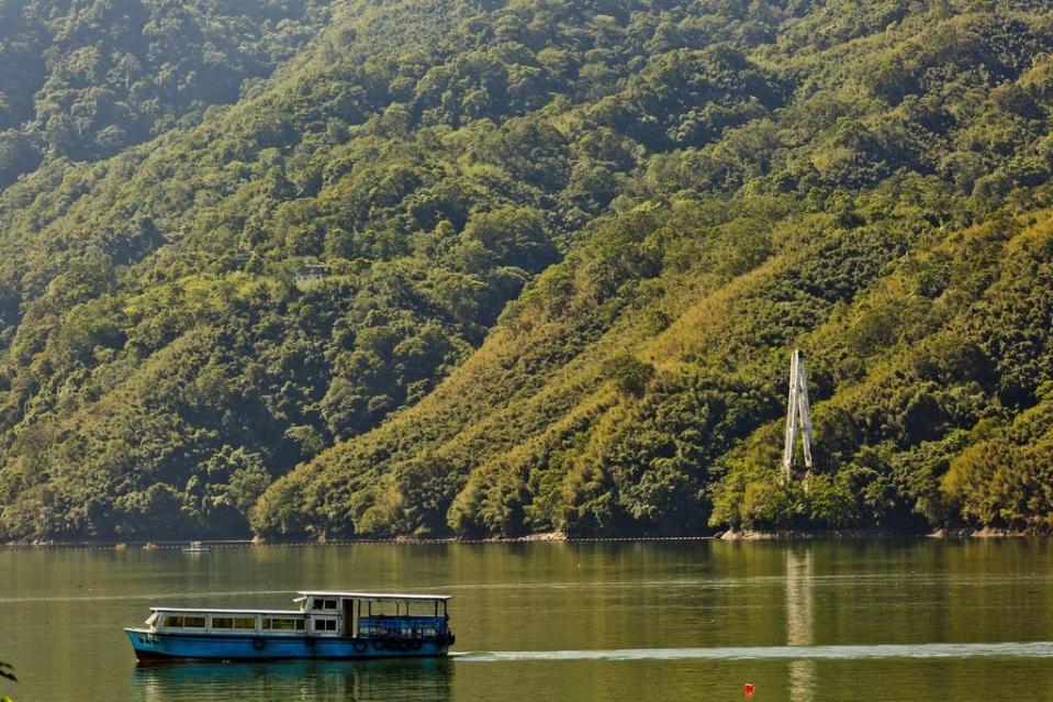 自大壩碼頭或阿姆坪碼頭都可以搭船遊湖，徜徉於山光水色中。圖/桃園觀光導覽網