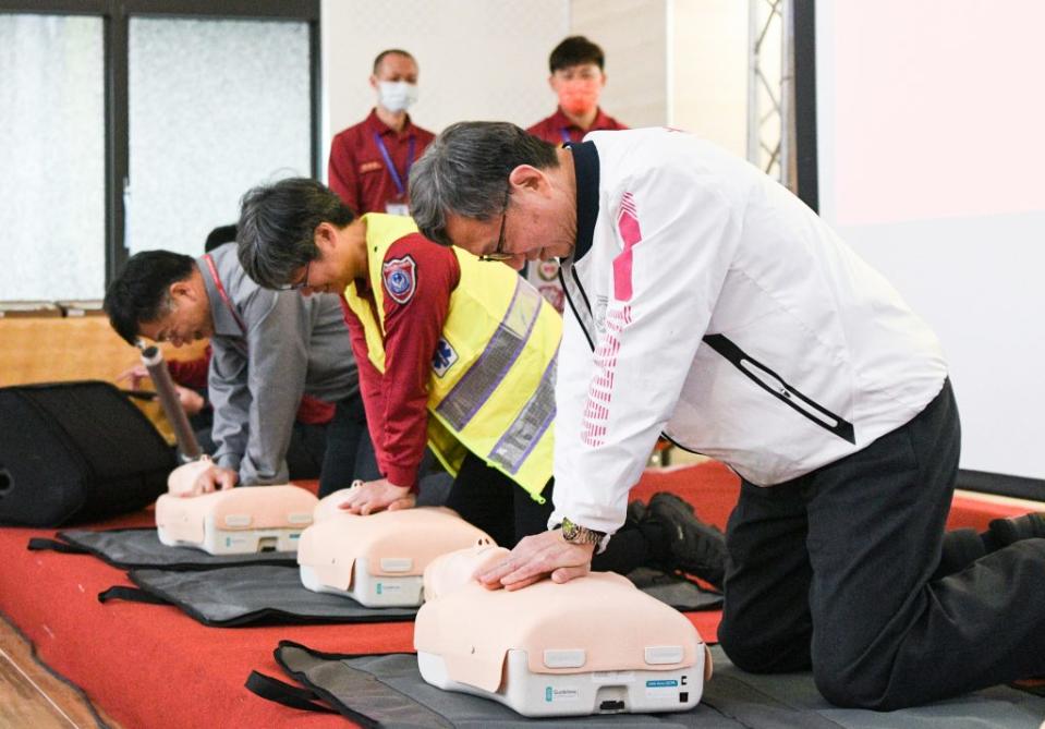 桃市消防局舉辦義消救護技術評比，王副市長親自示範CPR。（新聞處提供）