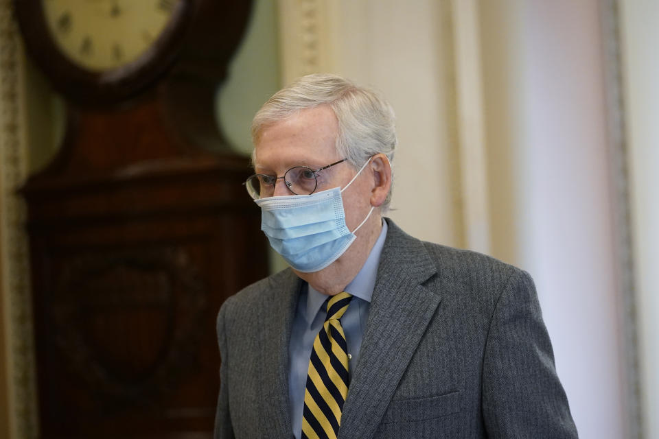 ARCHIVO - En esta fotografía del 30 de diciembre de 2020 el líder de la mayoría en el Senado, Mitch McConnell, camina hacia el pleno del Senado en el Capitolio, Washington. (AP Foto/Susan Walsh, Archivo)