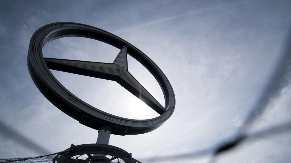 Das Logo der Automarke Mercedes-Benz. Foto: Sebastian Gollnow/Illustration