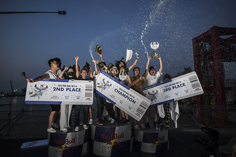 2022台灣Red Bull 飛行日前三名頒獎畫面。〈Red Bull提供〉