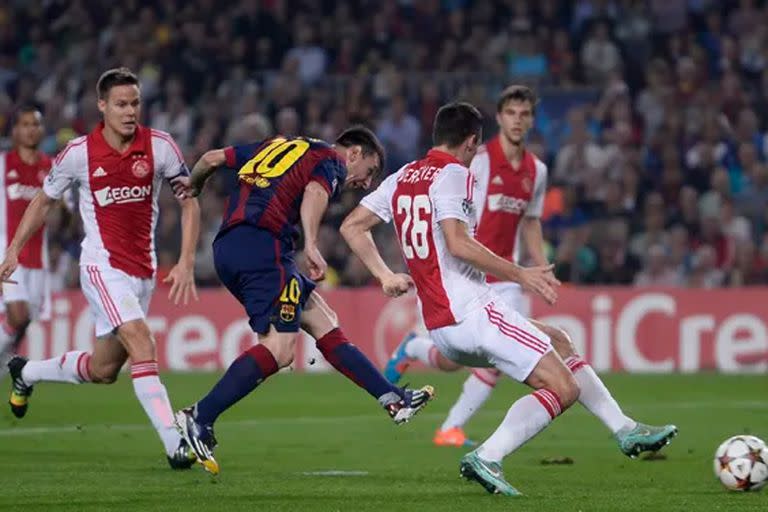 Messi marca el 2 a 0 parcial ante Ajax en 2014; hasta este martes, esa había sido la última vez que salió reemplazado en la Champions