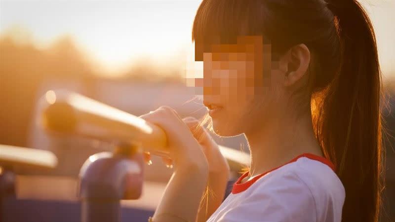年僅15歲的小美（化名）遭男網友利誘拍裸照，她無助向警方求助。（示意圖／pixabay）
