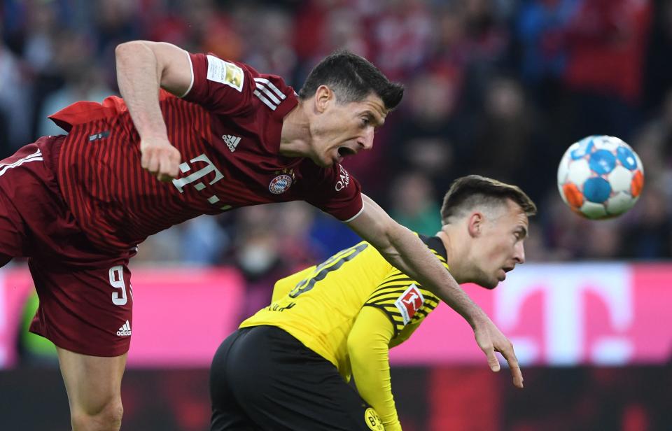 El goleador del Bayern Múnich Robert Lewandowski disputa un balón con el defensor del Dortmund Felix Passlack. (Foto: CHRISTOF STACHE/AFP vía Getty Images)