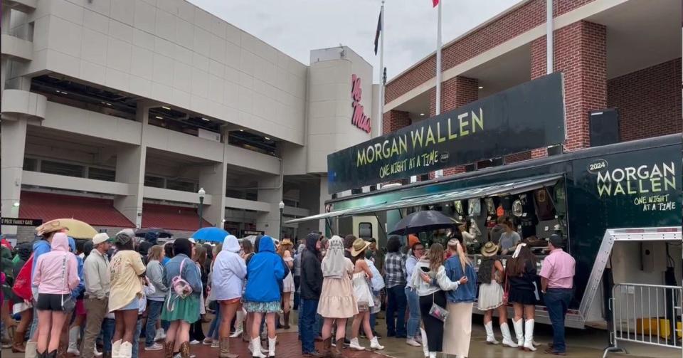 fans line up in the rain to enter the stadiun at the morgan wallen concert