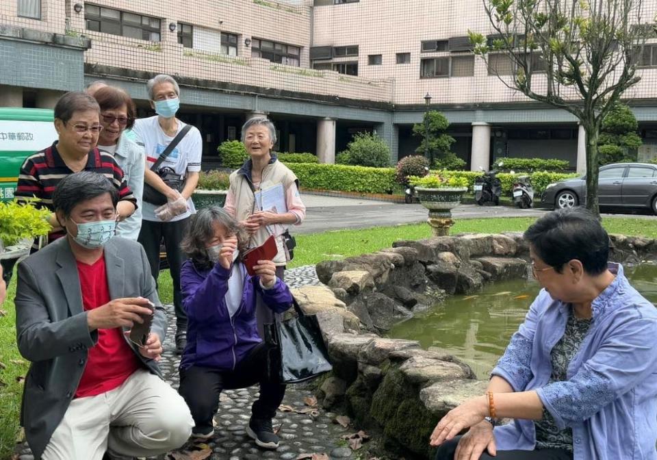 《圖說》八德榮家住民長輩們熱情參與手機攝影美學課程 實地捕捉人物獨特魅力與神情，榮家主任酆世俊鼓勵長輩參加家區內的攝影比賽。〈<a class="link " href="https://tw.news.yahoo.com/tag/八德榮家" data-i13n="sec:content-canvas;subsec:anchor_text;elm:context_link" data-ylk="slk:八德榮家;sec:content-canvas;subsec:anchor_text;elm:context_link;itc:0">八德榮家</a>提供〉