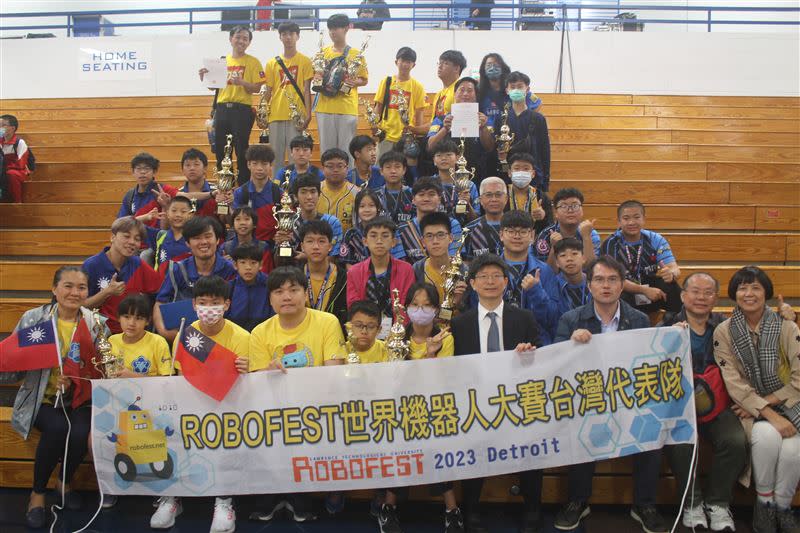 台灣隊前進世界機器人賽Robofest，勇奪4金1銅以及2項第4名。（圖／國際AI教育協會提供）