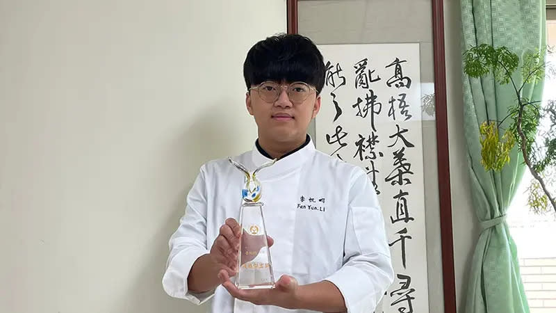 ▲中華醫大餐旅系大一學生李帆畇剛滿18歲已取得16張專業技術證照，獲頒技職之光表揚（圖／中華醫大提供）