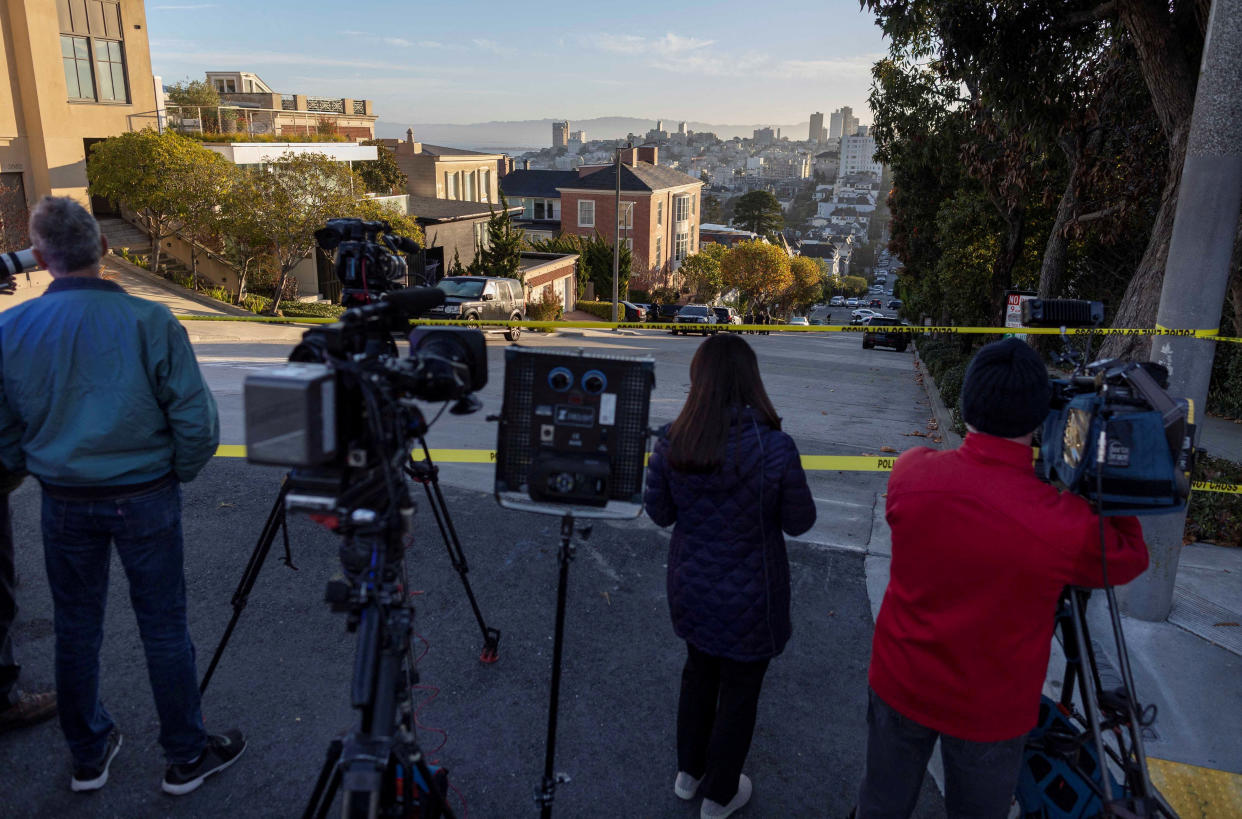 Members of the media work next to police tape outside the home of U.S. House Speaker Nancy Pelosi where her husband Paul Pelosi was violently assaulted after a break-in at their house, according to a statement from her office, in San Francisco, California, U.S., October 28, 2022.  REUTERS/Carlos Barria