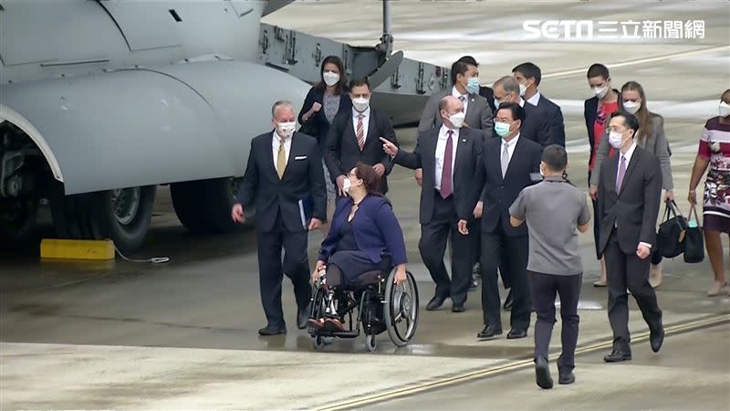 吳釗燮親自到松山機場接機3名美國參議員。