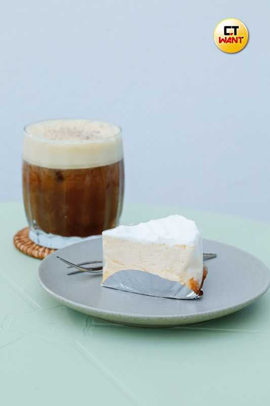 「芭樂冰美式」（150元）是Akau Coffee水果特調的主力商品，而「鹽之花輕乳酪」（130元）底下有點蜂蜜蛋糕體，微甜微鹹頗有層次。（圖／林士傑攝）
