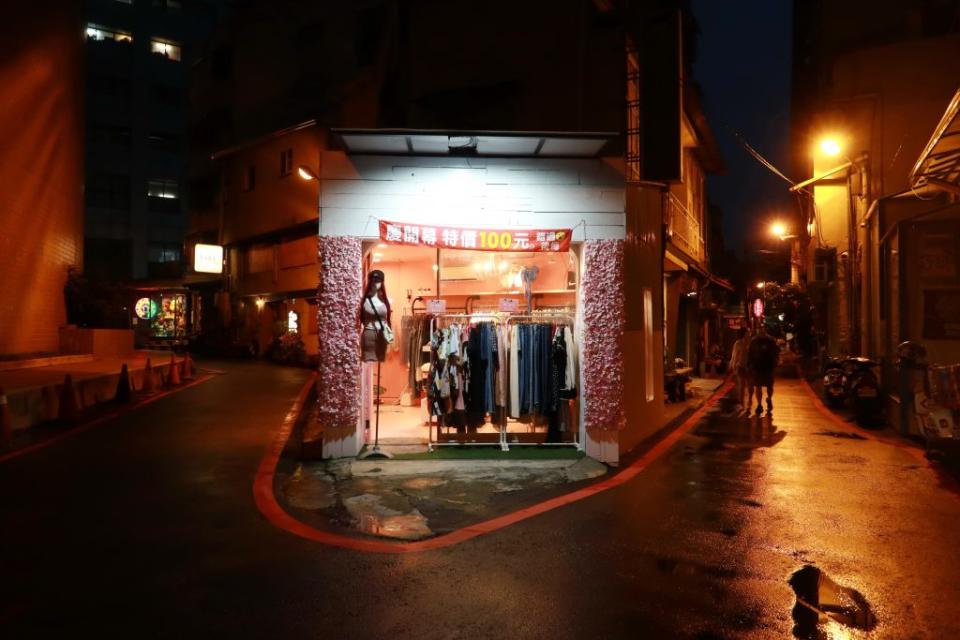 中山店旁的小巷弄，中山路一六四巷和北門路一二三巷，反而夜夜笙歌。（記者陳俊文攝）