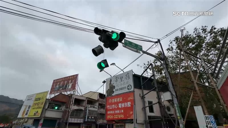 休旅車自撞電線桿，造成車頭及紅綠燈毀損。