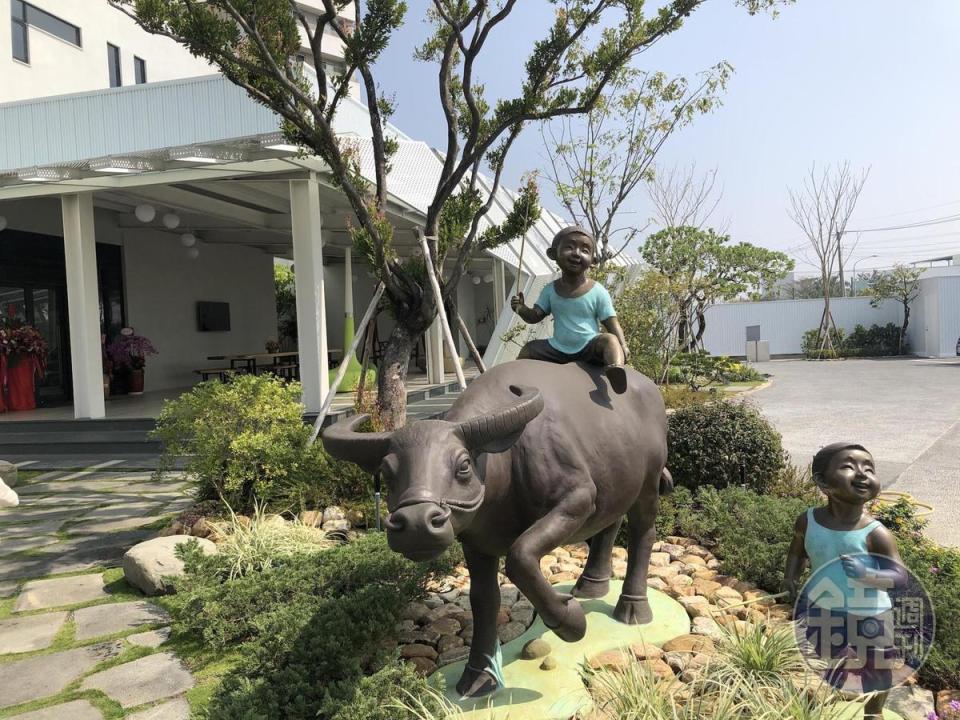 門口為藝術家廖述乾的青銅雕塑作品，古樸有童趣，呼應台灣牛的意象。
