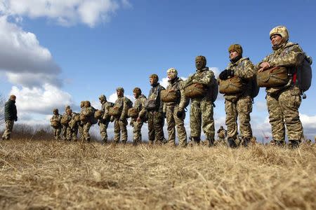 Newly mobilized Ukrainian paratroopers wait to board a helicopter during a military drill near Zhytomyr March 6, 2015. REUTERS/Valentyn Ogirenko