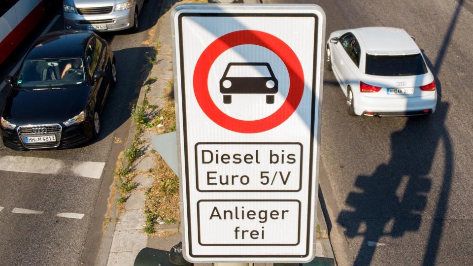 Fahrverbotsschild für Diesel-Fahrzeuge bis Euro5: Das Umweltbundesamt pocht auf die technische Nachrüstung älterer Autos mit modernen Katalysatoren. Foto: Daniel Bockwoldt