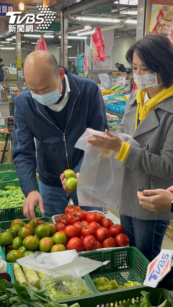 韓國瑜與王鴻薇到北農買菜，要捐贈物資給獨居者。（圖／黃韋銓攝）