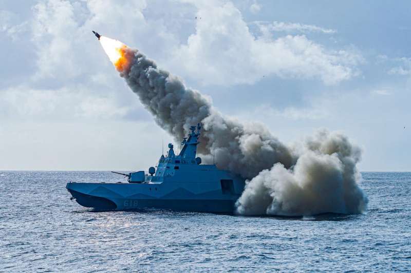 20201215-沱江艦發射雄三飛彈。（取自中華民國海軍臉書）